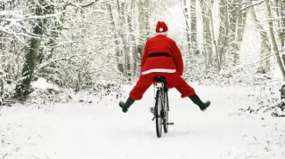 father-christmas-bicycle-freewheeling-10532569.jpg